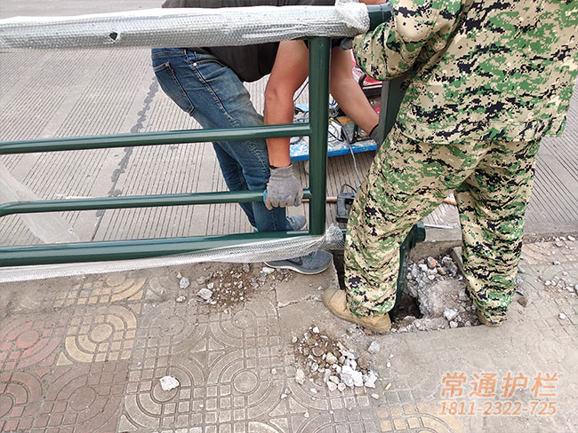 常州人行道护栏安装现场